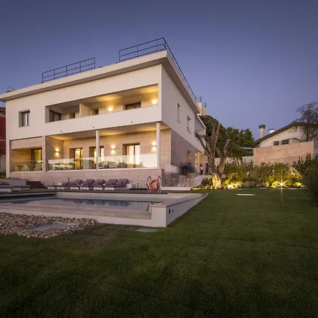 Πανσιόν Somewhere - 4*