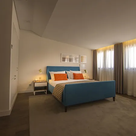 Πανσιόν Somewhere -